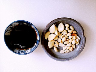 5、菠菜鸡蛋卷,调味汁勾兑好,蒜和花生仁备用