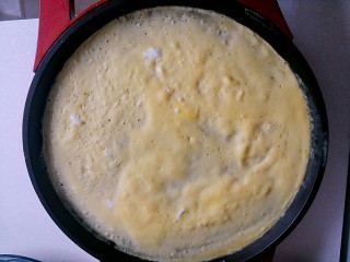 9、菠菜鸡蛋卷,蛋液打入电饼铛里摊成鸡蛋饼