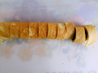 12、菠菜鸡蛋卷,切成你喜欢的大小均匀的段