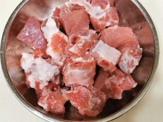 1、秋葵红烧排骨【简单入味】,排骨斩小块。