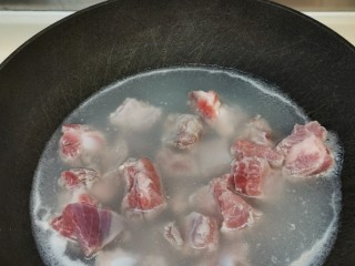 3、秋葵红烧排骨【简单入味】,锅烧开水，排骨焯水备用。