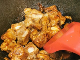 5、秋葵红烧排骨【简单入味】,下排骨，放料酒、生抽、老抽，爆炒一会。