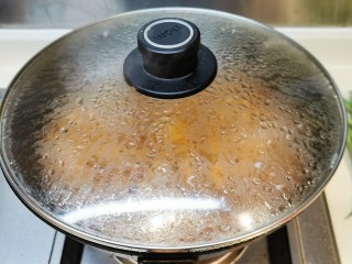 6、秋葵红烧排骨【简单入味】,加水加盖，中火炇煮10分钟。