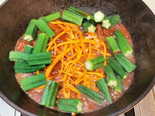 7、秋葵红烧排骨【简单入味】,放入秋葵虫草花，再盖上盖子煮10分钟。