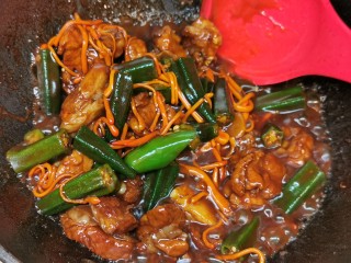 8、秋葵红烧排骨【简单入味】,大火收汁，加盐调味。