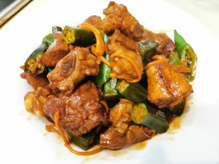 9、秋葵红烧排骨【简单入味】,上碟！排骨韧而不柴，汁香浓美味????