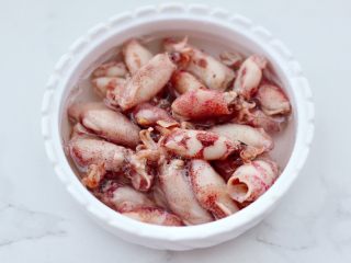 2、芥末菠菜海兔,海兔洗净后，用清水浸泡变软。