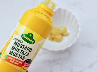 3、芥末菠菜海兔,碗里面加入冠利中辣芥末膏和适量的盐。