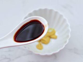 4、芥末菠菜海兔,加入生抽调味调色。