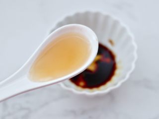 5、芥末菠菜海兔,加入米醋调味。