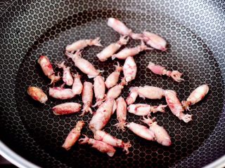 8、芥末菠菜海兔,锅中倒入适量的清水，放入泡软的海兔。