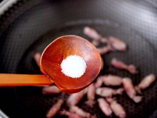 9、芥末菠菜海兔,加入适量的盐。