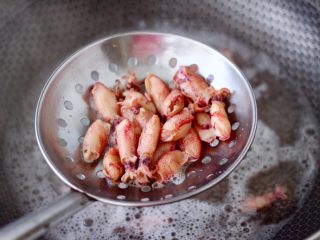 11、芥末菠菜海兔,大火烧开后煮2分钟捞出沥干水分。