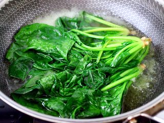 12、芥末菠菜海兔,锅中倒入适量清水，加入少许盐和几滴食用烧开，把洗净的菠菜进行焯水，看见菠菜断生变色的时候捞出沥干水分。