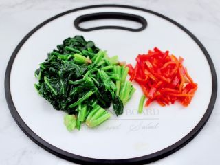 13、芥末菠菜海兔,焯好的的菠菜切段，红椒去籽后切细丝。
