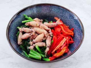 14、芥末菠菜海兔,碗里面放入切好的菠菜和红椒，焯熟的海兔。