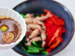 15、芥末菠菜海兔,倒入调制好的调料汁。