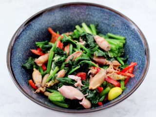 16、芥末菠菜海兔,把调料汁和所有食材混合搅拌均匀即可。