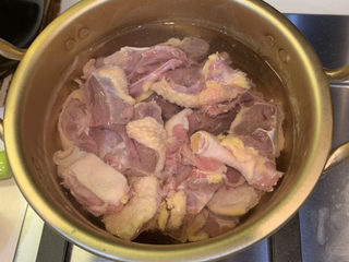 1、笋干老鸭汤,鸭洗干净，放入锅内焯去血水