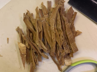 3、笋干老鸭汤,把笋干切丝