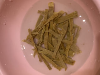 4、笋干老鸭汤,然后把笋干泡3个小时