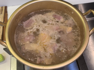 5、笋干老鸭汤,把煮好的鸭去掉血水