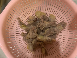 6、笋干老鸭汤,倒出盆里沥干