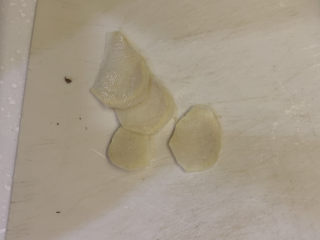 7、笋干老鸭汤,切好4片姜