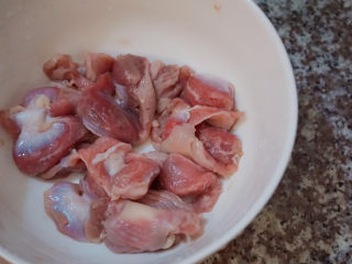 1、酸豆角炒鸡胗,准备好鸡胗