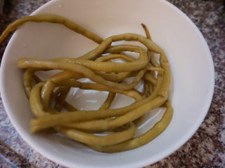 4、酸豆角炒鸡胗,准备酸豆角