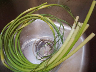 6、酸豆角炒鸡胗,喜欢吃蒜苔的也可以加哦（不喜欢吃蒜苔的可以忽略以下几步）