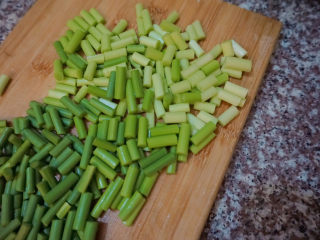 8、酸豆角炒鸡胗,将其同样切成小段