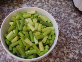 9、酸豆角炒鸡胗,放在碗里备用