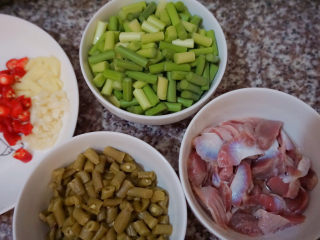 13、酸豆角炒鸡胗,这样前期准备就好啦❤️