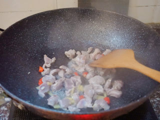 15、酸豆角炒鸡胗,倒入鸡胗翻炒五分钟