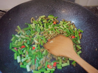 21、酸豆角炒鸡胗,加入酸豆角翻炒2分钟