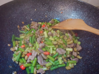 25、酸豆角炒鸡胗,均匀翻炒5分钟