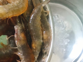 7、白灼大虾,放入虾