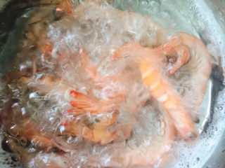 9、白灼大虾,放入料酒