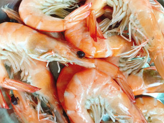 11、白灼大虾,捞出