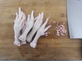 1、凉拌糖醋鸡爪,鸡爪剁去指甲，洗干净