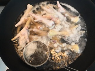4、凉拌糖醋鸡爪,烧煮过程中，撇去浮沫，滚开后关小火焖15分钟