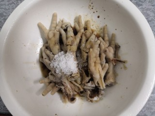 9、凉拌糖醋鸡爪,这个时候，先把鸡爪搅拌均匀