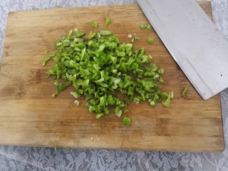 10、凉拌糖醋鸡爪,把青椒洗干净，剁碎