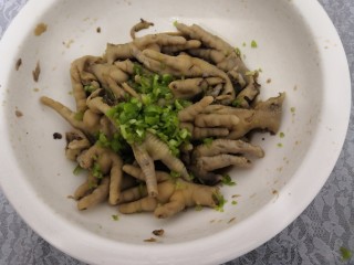 11、凉拌糖醋鸡爪,把青椒沫，倒入拌好的鸡爪中