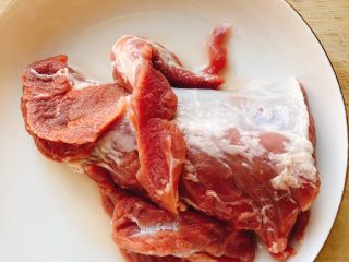 1、正宗榕城荔枝肉,买来猪肉，清洗干净。（喜欢吃瘦肉买里脊肉，喜欢肥瘦相间买腿肉）