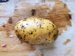 3、正宗榕城荔枝肉,拿1颗土豆。