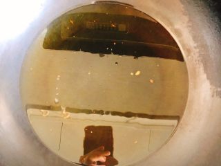 8、正宗榕城荔枝肉,锅里倒入1碗食用油，中火烧至冒小泡。