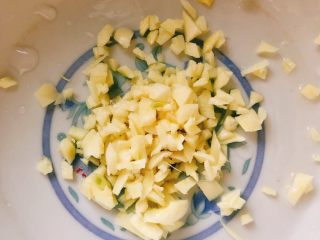 11、正宗榕城荔枝肉,切成蒜末，装到盘子里。