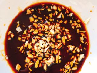 12、正宗榕城荔枝肉,倒入5勺酱油、5勺番茄酱。